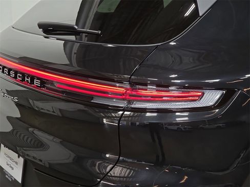 Certified 2025 Porsche Cayenne S image 30