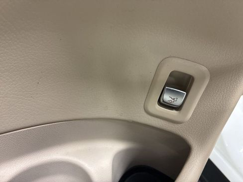 Used 2019 Mercedes-Benz GLC 300 4MATIC image 25