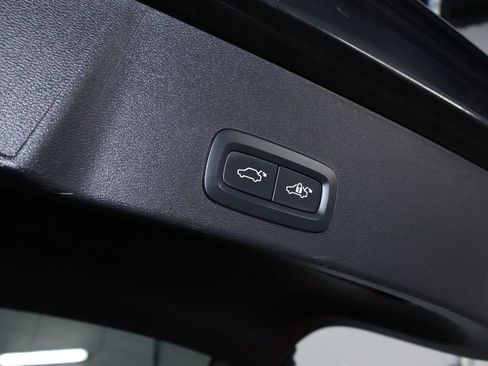 Used 2019 Volvo XC40 T5 R-Design image 17