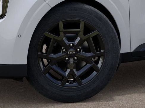 Certified 2025 Kia Carnival SX FWD image 9