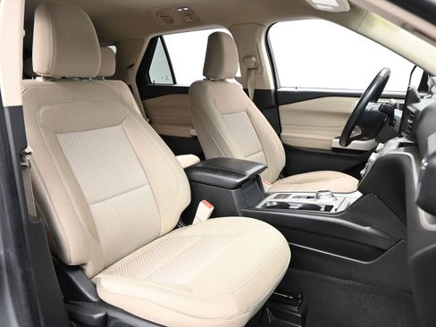 Used 2022 Ford Explorer XLT image 11