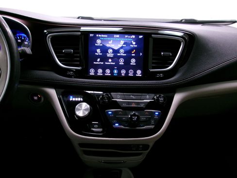 Used 2020 Chrysler Pacifica Limited image 13