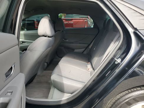 Used 2022 Hyundai Elantra SE image 9