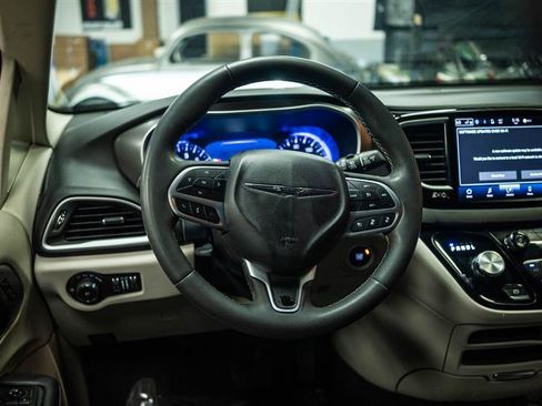 Used 2024 Chrysler Pacifica Touring-L FWD image 15