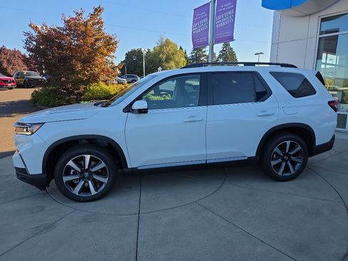 New 2025 Honda Pilot Touring image 3