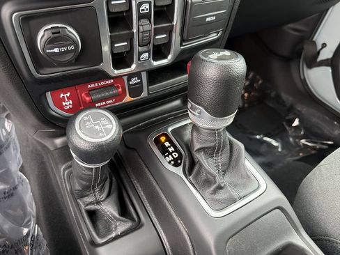 Used 2024 Jeep Wrangler Unlimited AWD/4WD image 29