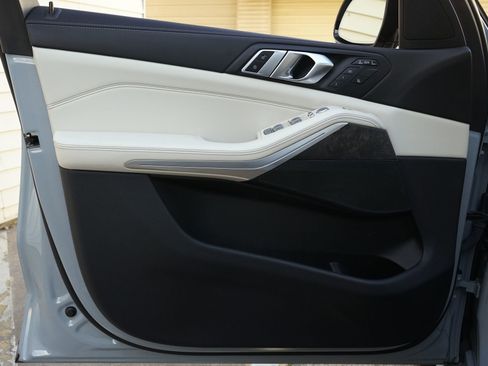 Used 2024 BMW X7 xDrive40i w/ M Sport Package image 25