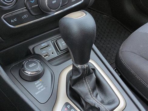 Used 2015 Jeep Cherokee Latitude w/ Cold Weather Group image 12