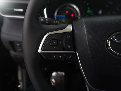 Used 2025 Toyota Highlander XLE image 18