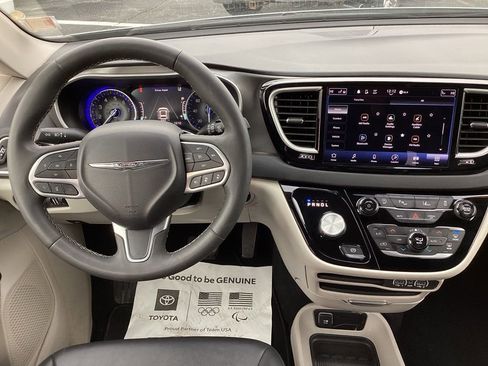 Used 2024 Chrysler Pacifica Touring-L image 19