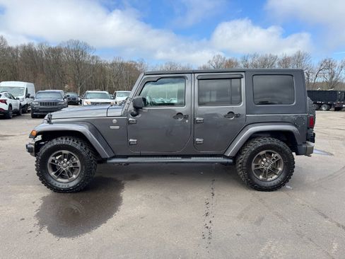 Used 2017 Jeep Wrangler Unlimited Sahara AWD/4WD image 3