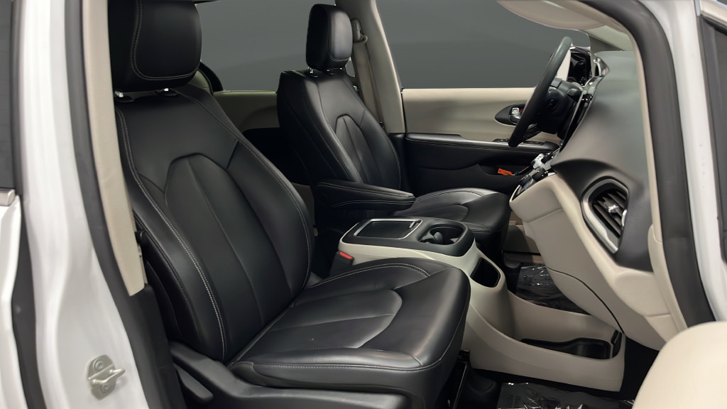 Used 2024 Chrysler Pacifica Touring-L FWD image 24