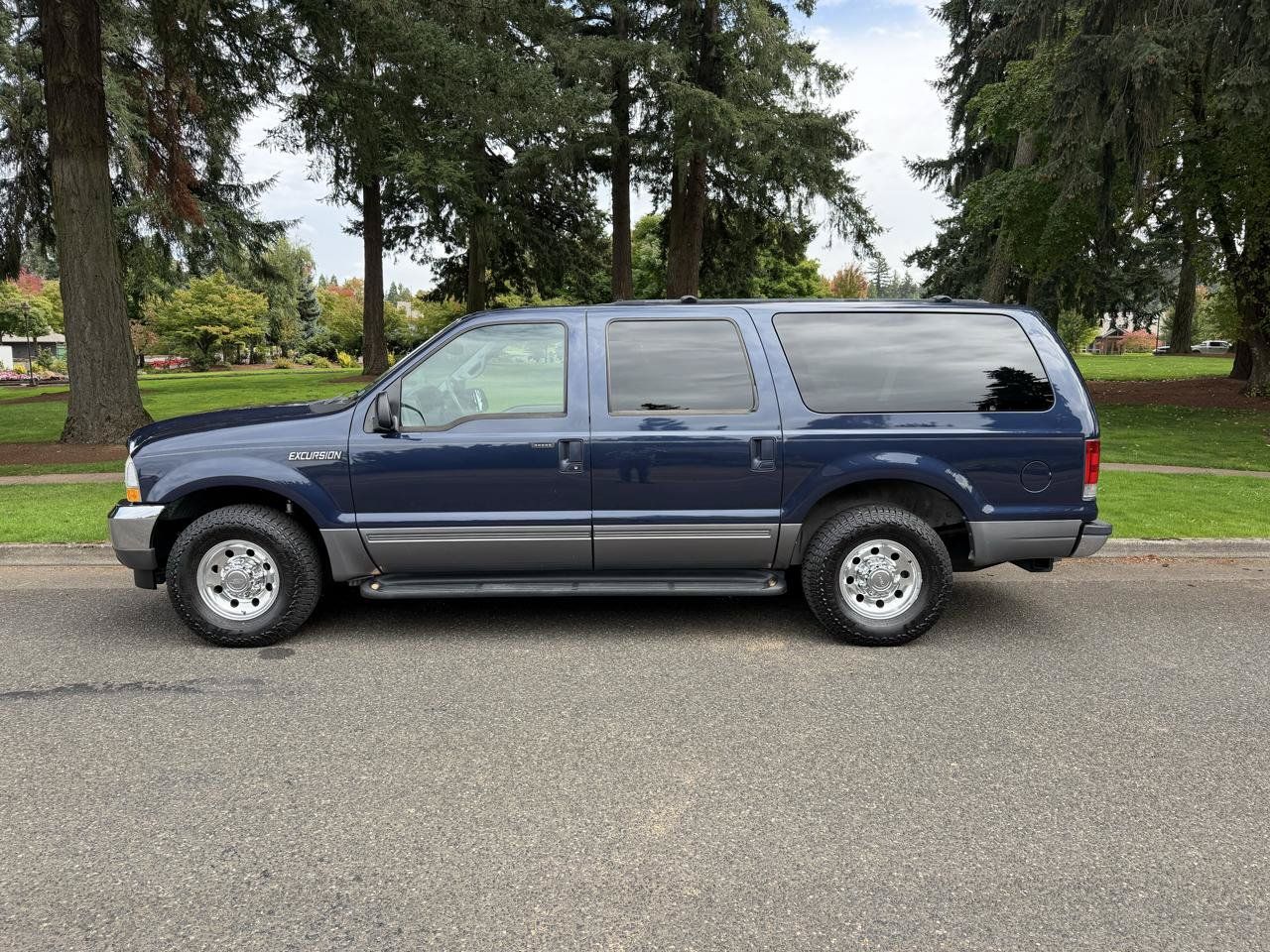 Used 2002 Ford Excursion XLT RWD image 2