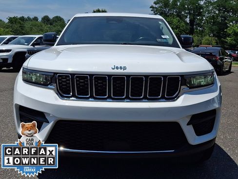 Used 2022 Jeep Grand Cherokee Laredo w/ Luxury Tech Group I AWD/4WD image 2