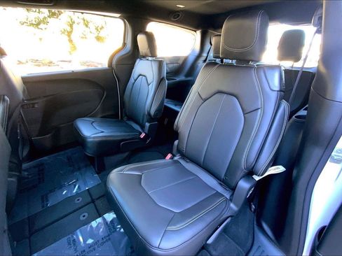 New 2026 Chrysler Pacifica Select image 10