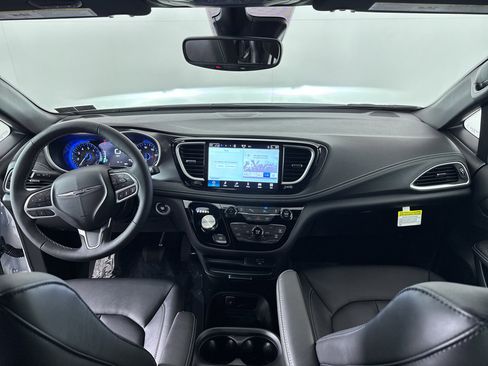 New 2026 Chrysler Pacifica Select image 3