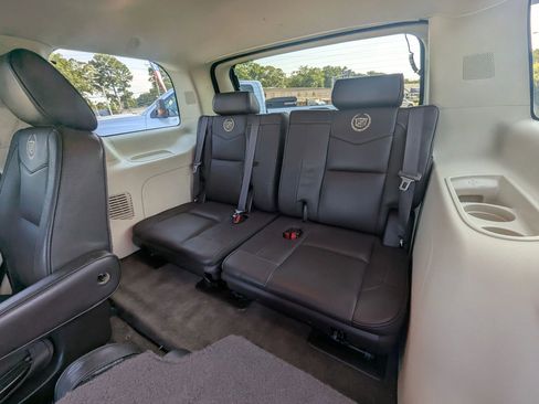 Used 2011 Cadillac Escalade Platinum image 17