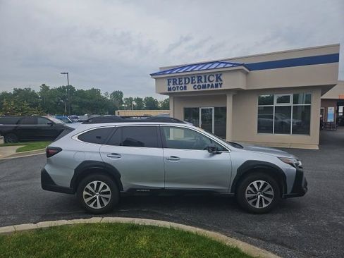 Used 2025 Subaru Outback Premium AWD/4WD image 3
