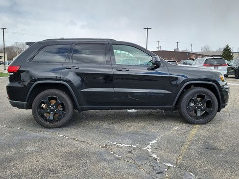 Used 2019 Jeep Grand Cherokee Laredo AWD/4WD image 26