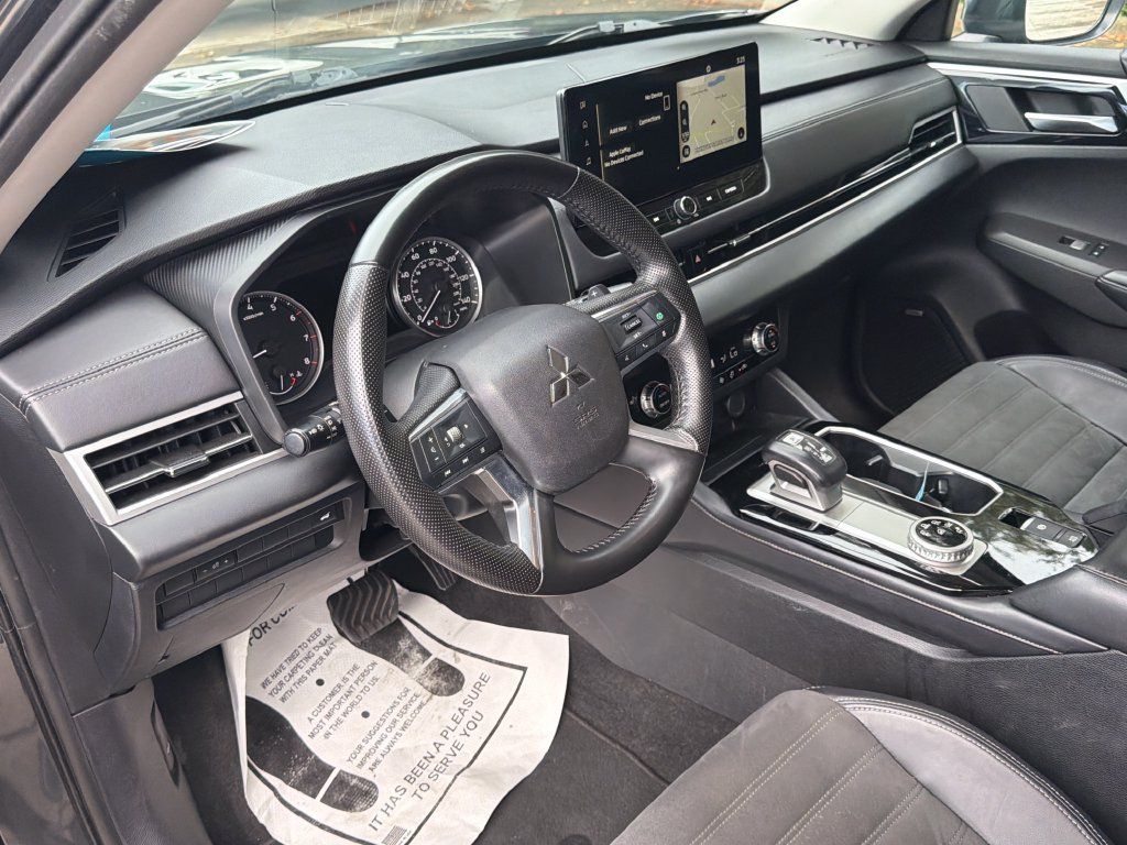 Used 2025 Mitsubishi Outlander SE FWD image 6