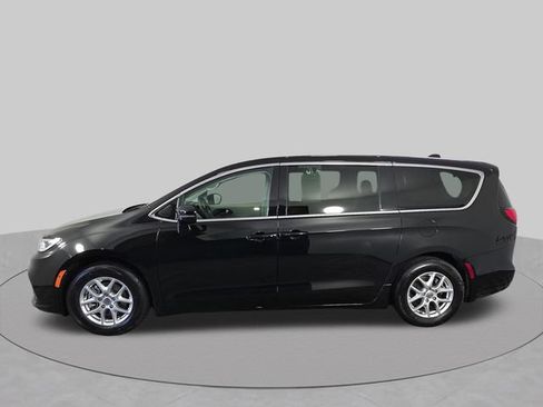 Used 2024 Chrysler Pacifica Touring-L FWD image 13