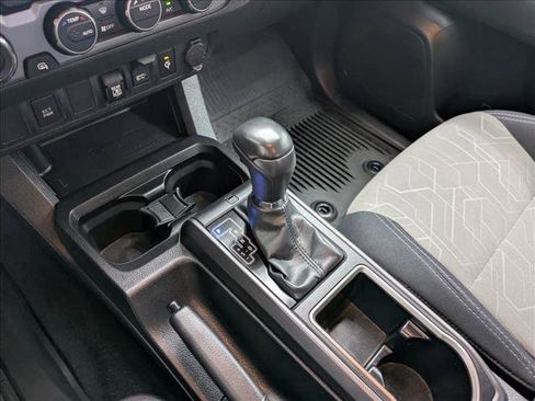 Used 2022 Toyota Tacoma TRD Off-Road image 13