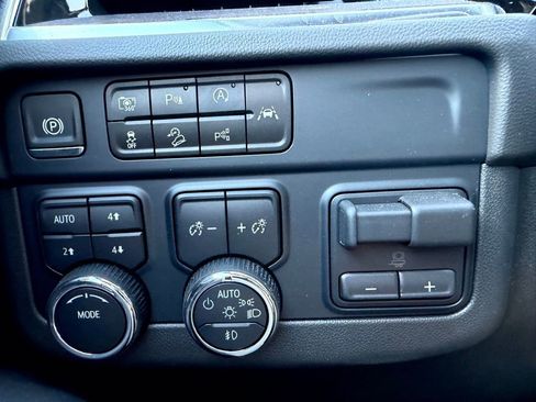 Used 2025 Chevrolet Suburban Premier image 20