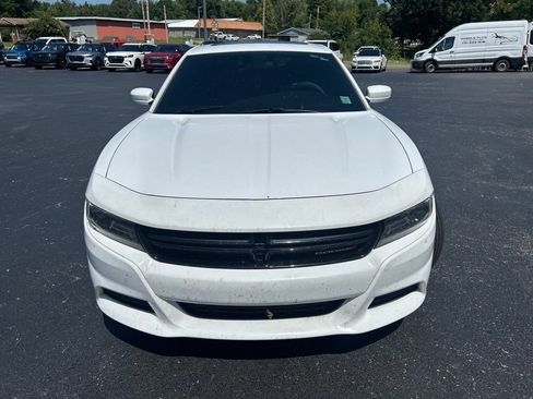 Used 2019 Dodge Charger SXT RWD image 2