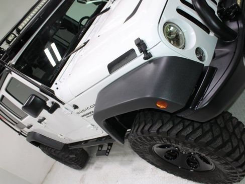 Used 2015 Jeep Wrangler Unlimited Rubicon w/ Connectivity Group AWD/4WD image 15