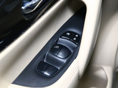 Used 2020 Nissan Rogue SV image 16
