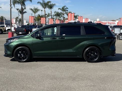 Certified 2025 Toyota Sienna XLE Woodland Edition image 41