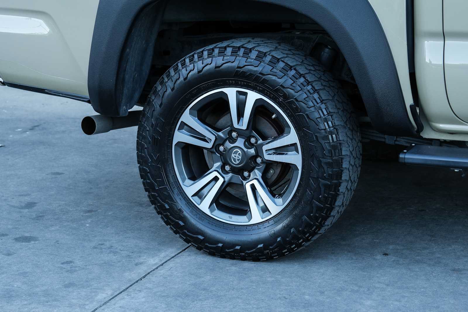 Used 2017 Toyota Tacoma TRD Sport w/ Tow Package (A/T) AWD/4WD image 8