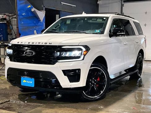 Used 2022 Ford Expedition Limited image 3