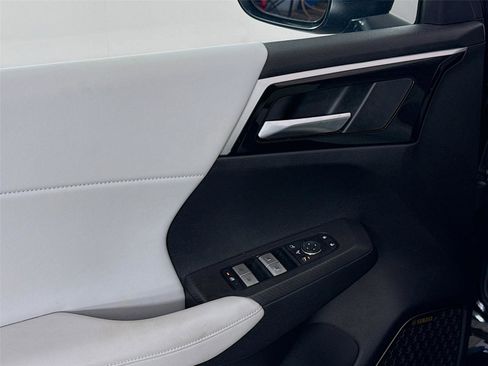 Used 2025 Mitsubishi Outlander SE image 17