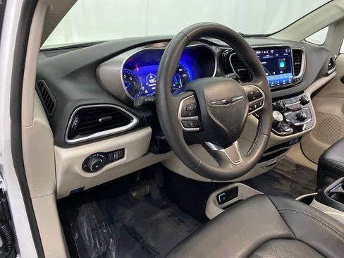 Used 2024 Chrysler Pacifica Touring-L FWD image 2