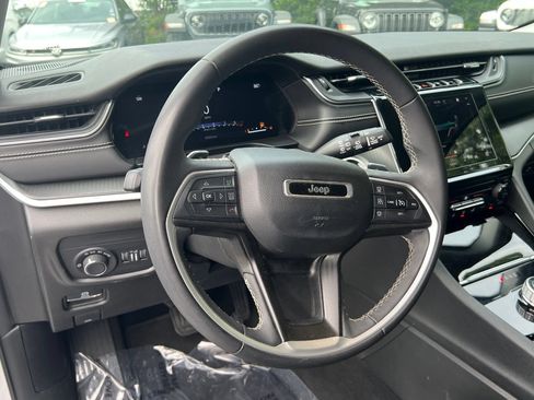 Used 2023 Jeep Grand Cherokee Laredo AWD/4WD image 14