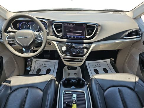 Used 2023 Chrysler Pacifica Touring-L FWD image 13