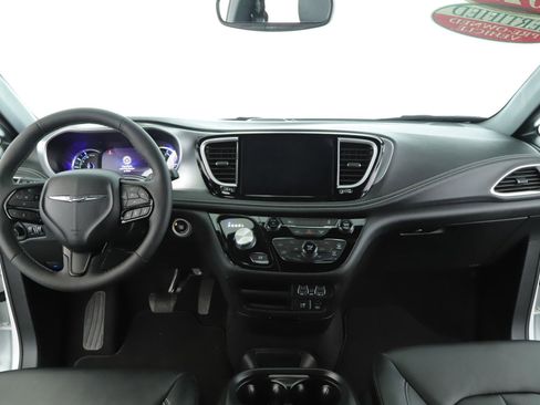 Used 2022 Chrysler Pacifica Touring-L w/ S Appearance Package image 4