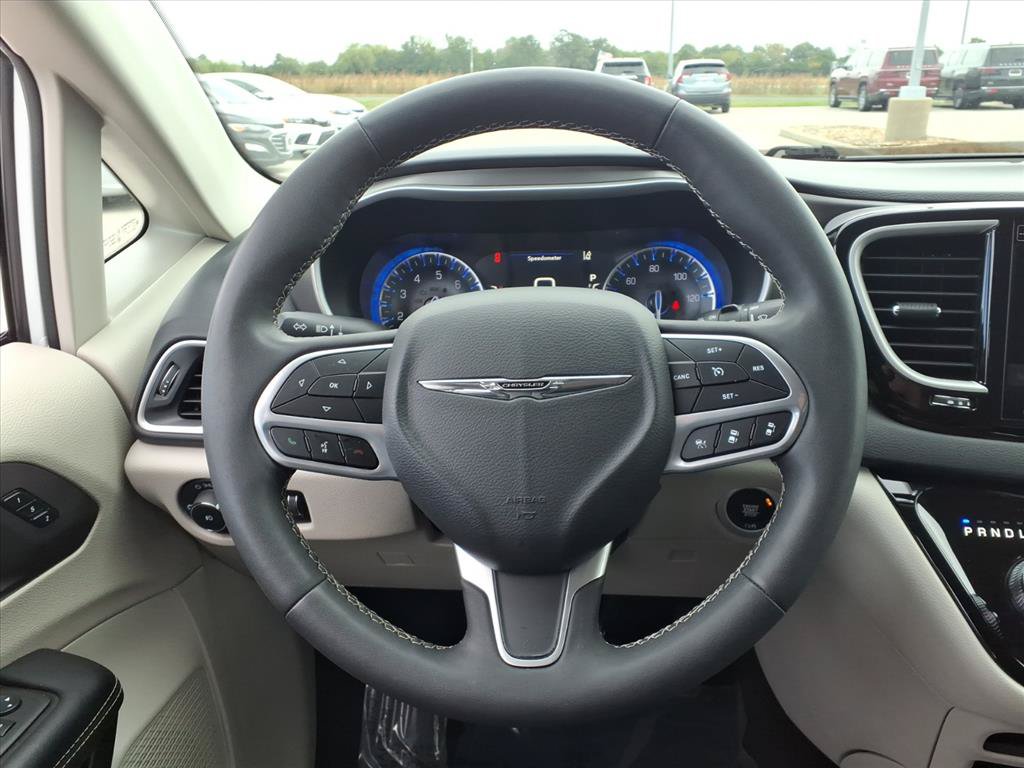 Used 2023 Chrysler Pacifica Touring-L FWD image 6