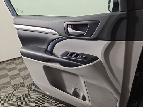 Used 2019 Toyota Highlander XLE image 32