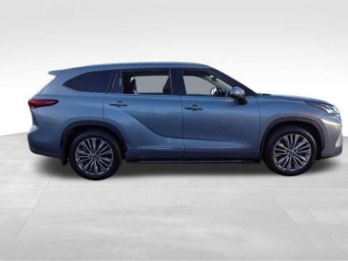 Certified 2022 Toyota Highlander Platinum image 2