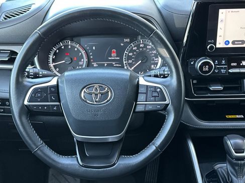 Used 2023 Toyota Highlander XLE image 19