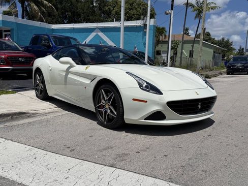 Used 2015 Ferrari California T RWD image 4