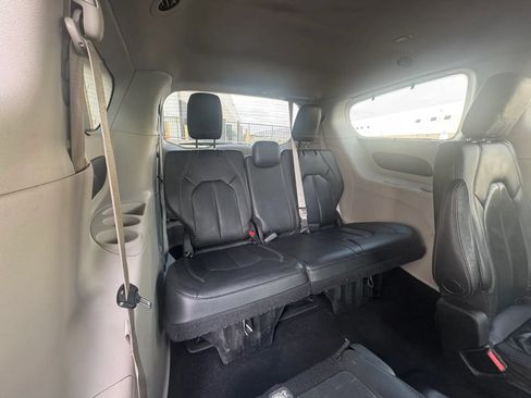 Used 2018 Chrysler Pacifica Touring-L FWD image 14