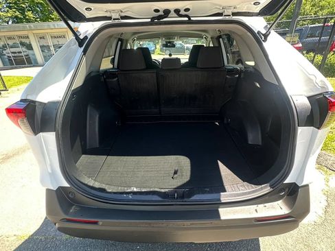 Used 2022 Toyota RAV4 LE AWD/4WD image 10