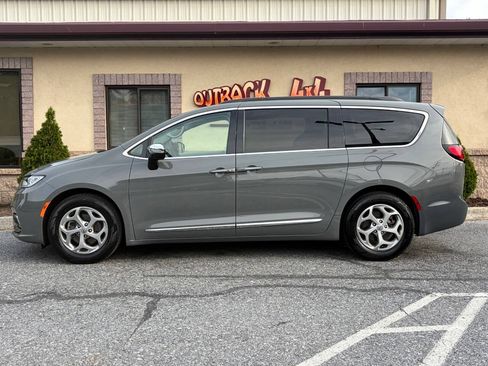 Used 2023 Chrysler Pacifica Limited FWD image 40