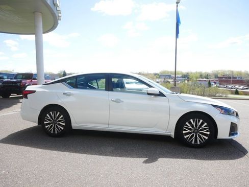 Used 2023 Nissan Altima 2.5 SV FWD image 4