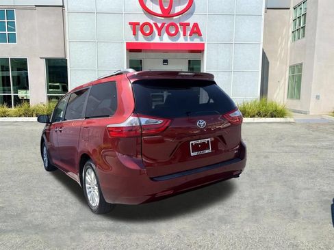 Used 2017 Toyota Sienna XLE Premium FWD image 5