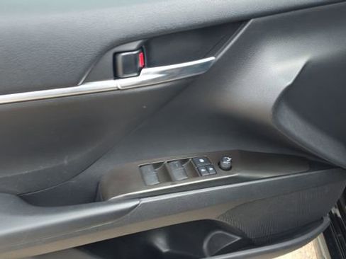 Used 2022 Toyota Camry SE FWD image 11
