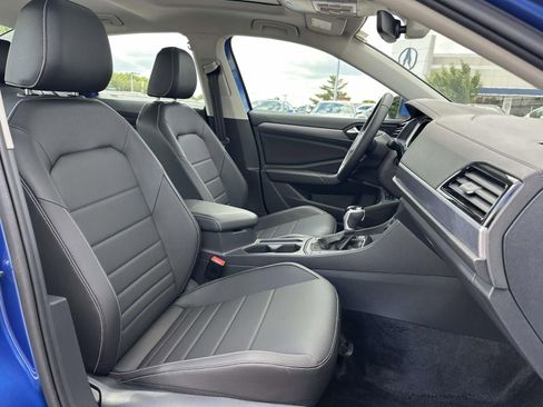 Certified 2023 Volkswagen Jetta SE w/ Panoramic Sunroof Package FWD image 9